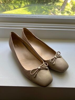 Naturalizer Tan Ballet Flats with Bow Detail